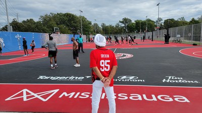 Superfan Nav Bhatia enjoying basketball on his new courts donated to the Malton community (CNW Group/Superfan Nav Bhatia Foundation)