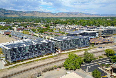 Pivot Energy and Morgan Creek Ventures are excited to announce the completion of Phase 2 of the Boulder Commons’ integrated solar energy project. The 318-kilowatt (kW) facility, which includes 101 kW of vertically mounted solar panels, sets a new standard for sustainable building design and construction.