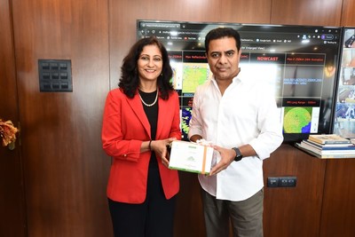 Anu Acharya, fundadora e CEO da Mapmygenome (esquerda) e K.T. Rama Rao, Ministro da Administração Municipal, Desenvolvimento Urbano, Indústrias, Comércio e Tecnologia da Informação de Telangana (direita). (PRNewsfoto/Zymo Research Corp.)