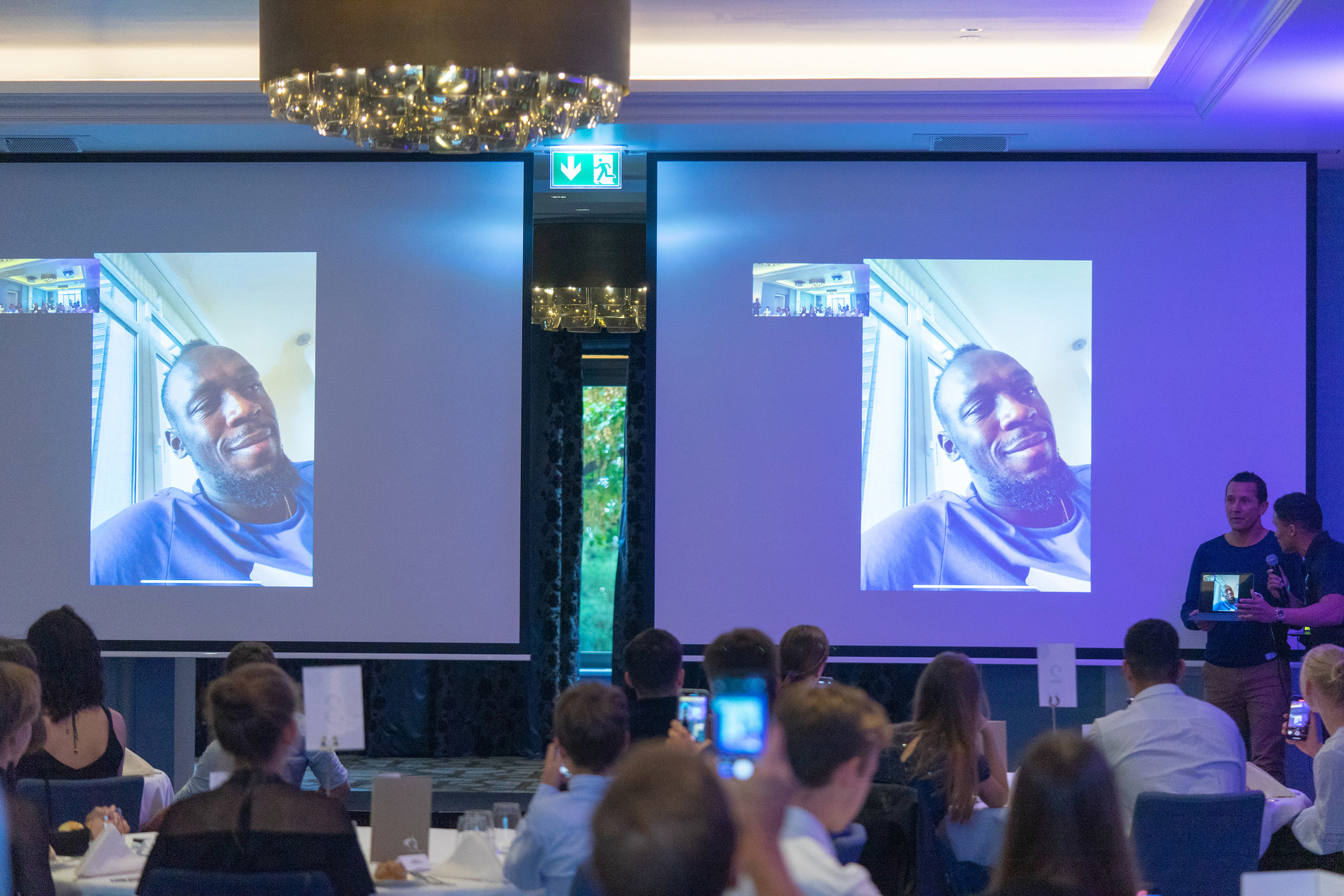 Usain Bolt r&eacute;alise une visite surprise aux jeunes du camp Pho3nix Futures