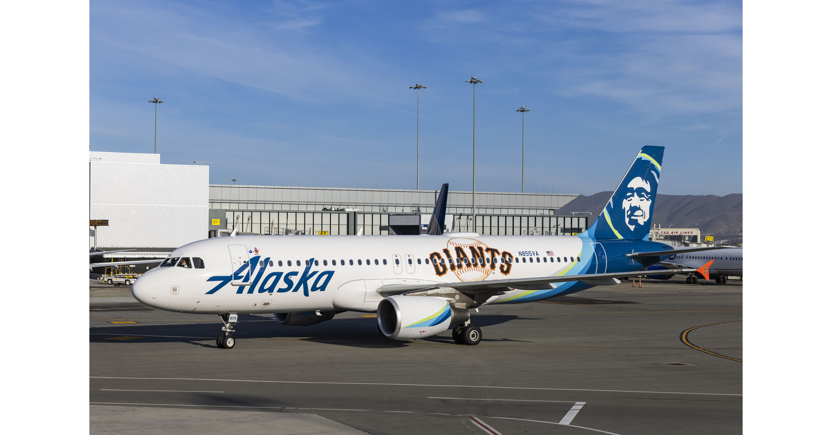 San Francisco Giants and Alaska Airlines' newest livery shows up in a