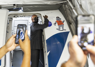 San Francisco Giants legend Barry Bonds signs Alaska Airlines' new Giants-themed aircraft at San Francisco International Airport