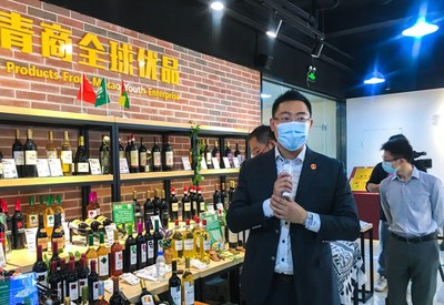 An e-commerce entrepreneur from Macao introduces wine sold by his company at an exhibition in Guangzhou, Guangdong Province, on May 22 (YAN WEI)