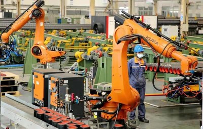 A technician processing orders in a workshop of Shandong Yonglijinggong Petroleum Equipment Co., Ltd.