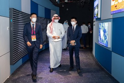 Los líderes del pabellón chino y el representante principal del pabellón de Arabia Saudita visitaron el sistema interactivo de iluminación inteligente "Like a Shadow by Your Side" de OPPLE Lighting