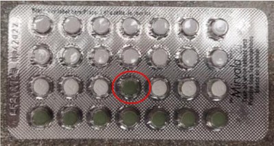 Mirvala 28 - Plaque alvolaire non conforme (1 comprim placebo vert [encercl en rouge]  la place d'un comprim actif blanc) (Groupe CNW/Sant Canada)