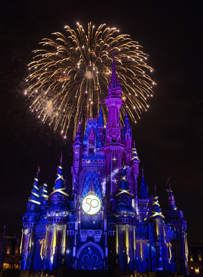 El nuevo espectáculo nocturno "Disney Enchantment" se estrena el 1 de octubre de 2021 en el parque Magic Kingdom en Lake Buena Vista, Florida, para dar inicio a las celebraciones por el 50.º aniversario de Walt Disney World Resort. (David Roark, fotógrafo) (PRNewsfoto/Walt Disney World Resort)
