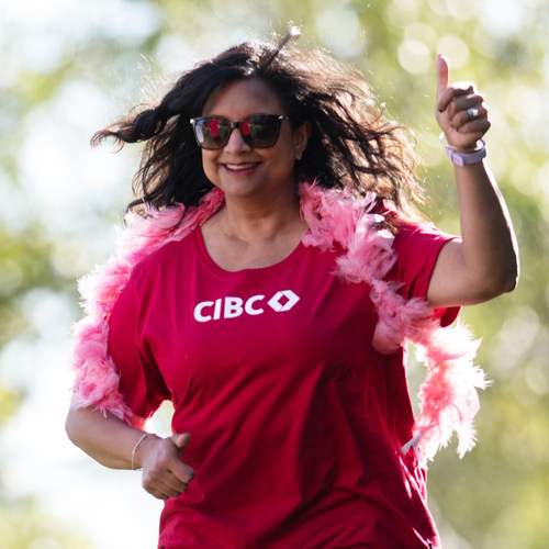 A Team CIBC member prepares for the 2021 Canadian Cancer Society CIBC Run for the Cure. Thousands of Canadians across the country participated in the 30th anniversary of the Run on Oct 3. (CNW Group/CIBC)