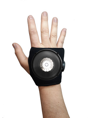 Le gant Steadi-Two stabilise  intelligemment  l'articulation du poignet et l'avant-bras des personnes vivant avec le tremblement essentiel et la maladie de Parkinson (Groupe CNW/Le Rseau de Centres d'excellence AGE-WELL (RCE))