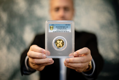 Ian Russell, president of GreatCollections in Irvine, California, holds the world’s most valuable numismatic item, the 1,000 Bitcoins denomination “Gold Cas” worth $48 million. (Photo courtesy of GreatCollections.)
