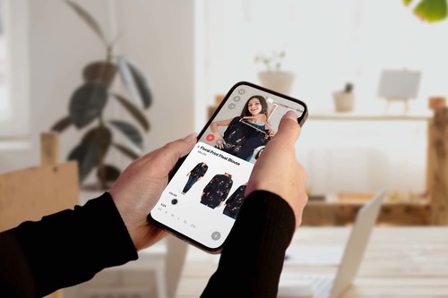 GhostRetail is the first 1:1 live video shopping platform that creates a complete in-store experience online. (CNW Group/GhostRetail)