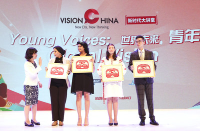 Liu Weiling (first from left), deputy editor-in-chief of China Daily, presents souvenirs to guest speakers. [Photo by Feng Yongbin/China Daily]