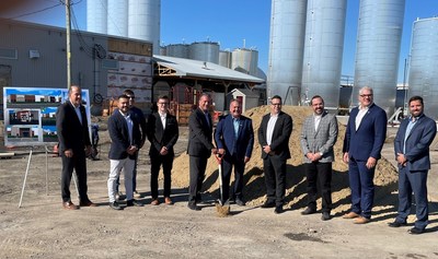 De gauche  droite :
Andr Simard, directeur gnral de BOURGET, Frdrick Calles Lalibert de Desjardins Entreprises, Normand Hbert, Construction Hbert  & Hbert, Philippe Delangis, Luc Delangis, prsident, Alain Bellemarre, Maire de Saint-Paul et Prfet de la MRC de Joliette, Gino Latendresse, attach politique de la dpute de Joliette, Vronique Hivon, Marc-Andr Boivin de Investissement Qubec, Guy Bnard de la BDC, et Pascal Blais, directeur gnral, municipalit de Saint-Paul ont joyeusement particip  la symbolique leve de la 1re pellete de terre du site optimis de Entreprises Bourget. (Groupe CNW/Entreprises Bourget)