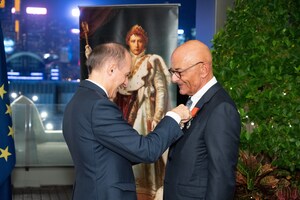 Le gouvernement français décerne les distinctions de chevalier de l'Ordre national de la Légion d'honneur et de chevalier de l'Ordre du Mérite agricole à M. Peter Borer
