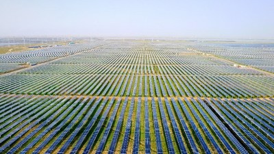 Huawei Digital Power contribuye a la exitosa conexión a la red de la planta fotovoltaica más grande del mundo en la provincia de Qinghai, China, con su solución fotovoltaica inteligente (PRNewsfoto/Huawei Digital Power)