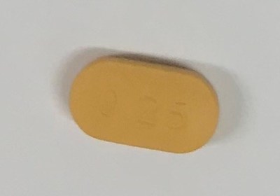 Comprims de 0,25 mg de Riva-Risperidone (comprims enrobs oblongs de couleur jauntre orang qui portent d'un ct l'inscription  0.25  et, de l'autre ct,  R ) (Groupe CNW/Sant Canada)