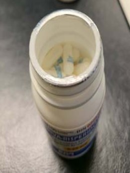Flacon de comprimés de 0,25 mg de Riva-Risperidone qui, à la suite d’une erreur, ne contient que des capsules de 100 mg de Riva-Gabapentin (Groupe CNW/Santé Canada)