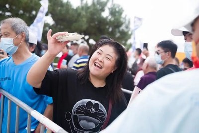 Tourists tasting delicious oysters (PRNewsfoto/The People's Government of Rushan)