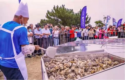 Tourists enjoy the Super Oyster Feast (PRNewsfoto/The People's Government of Rushan)