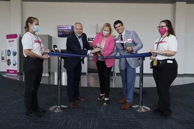 From left to right: Shane Workman, Head of Flight Operations, Swoop | Elizabeth Brown, CEO, Sanford International Inc. | Tom Nolan, President of Sanford Airport Authority (CNW Group/Swoop)