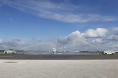 Swoop flight WO740 arriving at Sanford International Airport (CNW Group/Swoop)