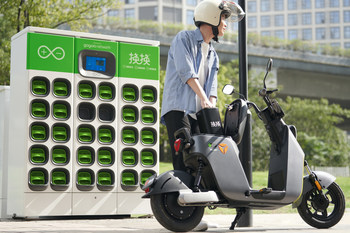 Yadea, the #1 electric two-wheel maker in the world, today unveiled two new Gogoro-powered vehicles that utilize Gogoro battery swapping that are available in Hangzhou today.