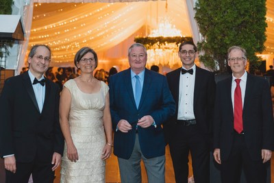 Integral Molecular celebrates 20 years of innovation. Pictured left to right, Joseph Rucker, PhD, VP of Research and Development, Sharon Willis, PhD, VP of Sales and Customer Relations, Philadelphia Mayor, Jim Kenney, Benjamin Doranz, PhD, MBA, President and CEO and Ross Chambers, PhD, VP of Antibody Discovery