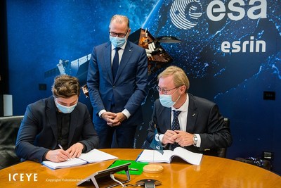 Left to right - Rafal Modrzewski ICEYE CEO, Josef Aschbacher, ESA Director General, and Toni Tolker-Nielsen, Acting ESA Director for Earth Observation. Copyright: Valentina Stefanelli.
