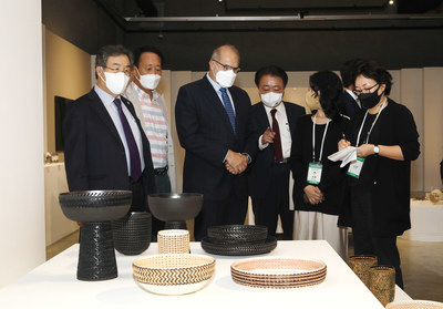'Pillippe Leport' French ambassador to Korea and 'HAN Beum-Deuk' Cheongju Mayor are touring the exhibition of the Invited Country Exhibition 'Objet-Tableau; Matires de France'. (French ambassador to Korea is third from the left.)