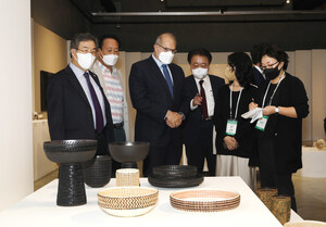La Biennale d'artisanat de Cheongju fascine l'ambassadeur de France en Corée