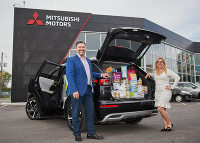 Participating Mitsubishi Motors dealers from across the country donated to local Food Banks in addition to a corporate donation of $125,000. (L-R) Dany Lemelin Boucherville Mitsubishi, Marie-Claude Savaria, Director of Philanthropy and finances, Moisson (Food Bank) Rive-Sud (CNW Group/Mitsubishi Motor Sales of Canada)