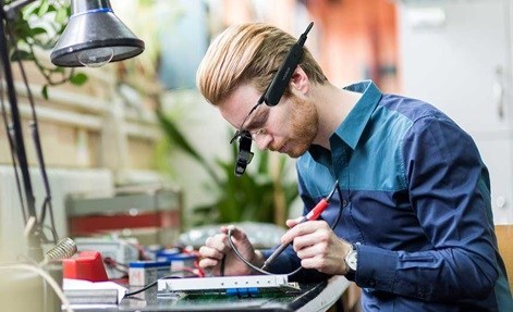 A technician performs a repair using visual and voice-based assistance on Vuzix M4000 Smart Glasses.