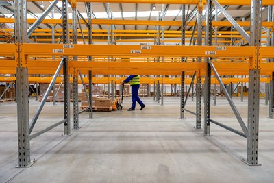 A warehouse worker pushes a cart. (CNW Group/Unifor)