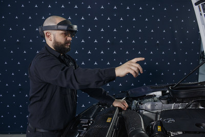 Le chef d'atelier Mercedes-Benz Joey Lagrasta utilise l'appareil Microsoft HoloLens 2 et le Soutien virtuel  distance de Mercedes-Benz (Groupe CNW/Mercedes-Benz Canada Inc.)