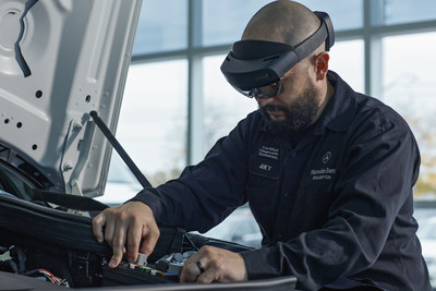 Le chef d'atelier Mercedes-Benz Joey Lagrasta utilise l'appareil Microsoft HoloLens 2 et le Soutien virtuel  distance de Mercedes-Benz (Groupe CNW/Mercedes-Benz Canada Inc.)