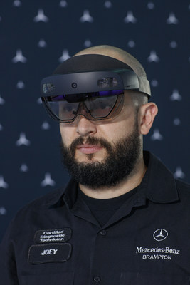 Le chef d'atelier Mercedes-Benz Joey Lagrasta utilise l'appareil Microsoft HoloLens 2 et le Soutien virtuel  distance de Mercedes-Benz (Groupe CNW/Mercedes-Benz Canada Inc.)