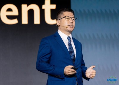Bill Wang, vicepresidente de la Línea de Productos Ópticos de Huawei, pronunció un discurso de apertura (PRNewsfoto/Huawei)