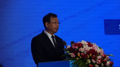 Foto: Li Bin, vicepresidente de la región autónoma Guangxi de la etnia zhuang, pronuncia un discurso en el foro. (PRNewsfoto/Xinhua Silk Road)