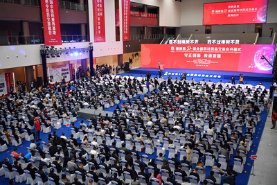 Foto mostra a cerimônia de abertura da 52ª Feira Nacional de Comércio de Matéria Médica Tradicional Chinesa de Zhangshu, realizada em Zhangshu, uma cidade rural na província de Jiangxi, leste da China, em 16 de outubro de 2021.