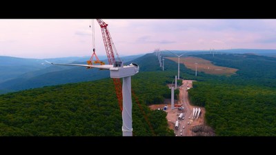 Construcción de turbinas eólicas en "El poder del sol y el viento: el camino hacia la neutralidad del carbono"