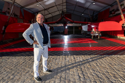 Fred Pye, propritaire de la nouvelle quipe Canada SailGP, se tient devant un catamaran F50 dans le hangar lors du premier jour de course  SailGP Espagne, 6e vnement, saison 2  Cadix, en Andalousie, en Espagne. 9 octobre 2021. Photo : Bob Martin pour SailGP. Image distribue par SailGP (Groupe CNW/SailGP)