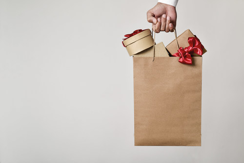Shopping bag with gifts (CNW Group/Retail Council of Canada)