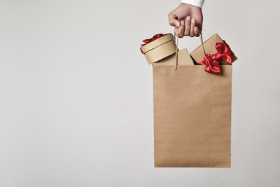 Sac de magasinage avec cadeaux (Groupe CNW/Retail Council of Canada)