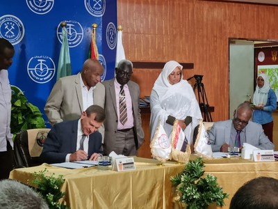 Figure 1 – Richard Clark, President & CEO of Orca Gold Inc. and Sudanese Minister of Minerals, Mohamed Bahir Abu Numo Signs Key Development Agreements in Khartoum, Sudan (CNW Group/Orca Gold Inc.)