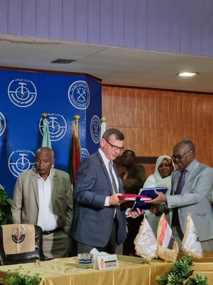 Figure 2 - Richard Clark, President & CEO of Orca Gold Inc. and Sudanese Minister of Minerals, Mohamed Bahir Abu Numo Exchanges Signed Development Agreements in Khartoum, Sudan (CNW Group/Orca Gold Inc.)