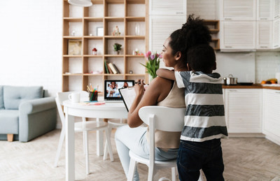 La Quinta by Wyndham is teaming up with actress and podcast host Katie Lowes to launch “Thankful for Mom,” a new series of virtual meetups designed to connect moms coast-to-coast while helping them overcome the stress and challenges of work, home and holiday travel.
