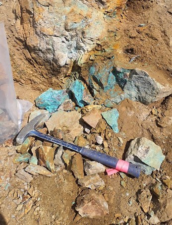 Figure 2: Photograph of mineralization observed in the new Scorcher showing strong malachite and chrysocolla mineralization and disseminated chalcopyrite hosted in a syenite phase. (CNW Group/Libero Copper & Gold Corporation.)