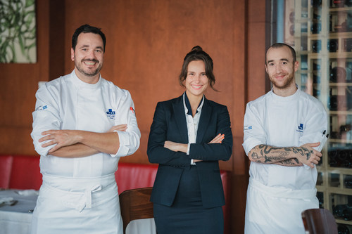 De gauche à droite : Carl Jobin, chef du Restaurant de l’ITHQ; Marie-Pier Burelle, maître d’hôtel et Éric Champagne, chef pâtissier. (Groupe CNW/Institut de tourisme et d'hôtellerie du Québec)