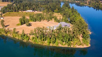 The property’s 32-acre, peninsular shaped parcel offers ample privacy, in addition to 2,700 ft of frontage on Oregon’s sparkling Willamette River. Areas of “sandy beach” along the shoreline are perfect for relaxing or for waterside recreation. OregonLuxuryAuction.com.