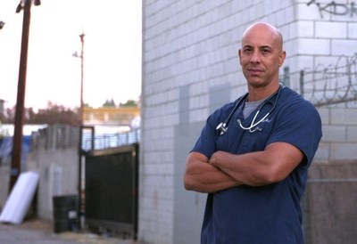 Dr. Kwane Stewart 'The Street Vet' is a general practice veterinarian serving homeless and underserved communities in San Diego. Charlotte's Web is honored to sponsor his nonprofit to support his veterinary care. (CNW Group/Charlotte's Web Holdings, Inc.)